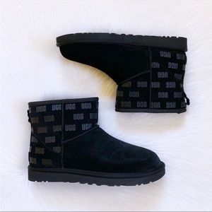 UGG Men’s Classic Mini II UGG Print Black